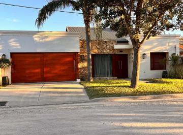 Casa · 267m² · 9 Ambientes · 2 Cocheras · Venta Casa de Categoria Zona Parque