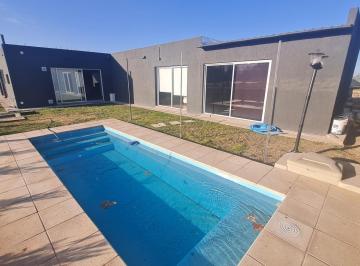 Casa · 210m² · 7 Ambientes · 2 Cocheras · Venta Casa Barrio Privado Pueblo Malbec de 3 Dorm. Quincho Cava Pileta