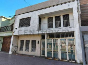Casa · 154m² · 2 Dormitorios · 1 Cochera · Venta de Casa a Remodelar Sobre Av Horacio Cestino E/ Independencia y Eva Perón 505