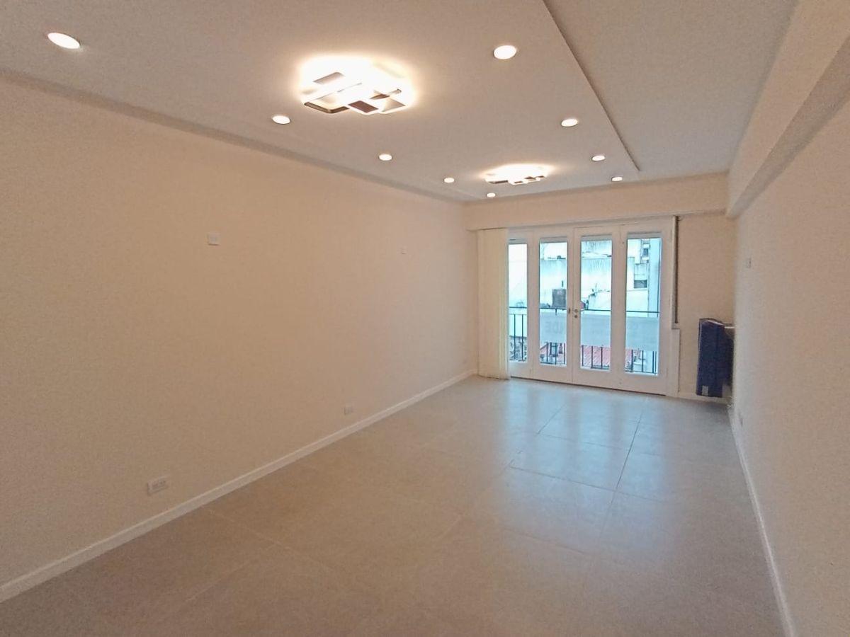 En venta. Excelente departamento de tres ambientes con dependencia de servicio