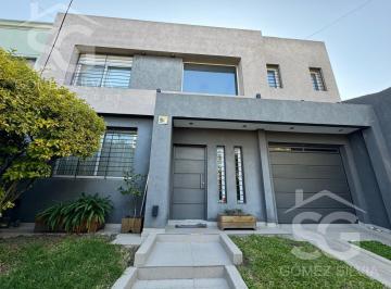 Casa · 194m² · 6 Ambientes · 2 Cocheras · Casa en Venta 6 Ambientes Castelar Norte