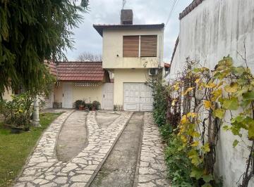 Casa · 91m² · 3 Ambientes · 3 Cocheras · Casa Muy Bien Ubicada en El Barrio Malvinas (Boulogne)