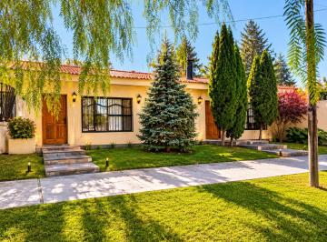 Casa · 350m² · 6 Ambientes · 3 Cocheras · Casa en Venta 4 Habitaciones Vistalba Lujan