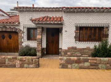 Casa · 143m² · 5 Ambientes · 1 Cochera · Venta Casa Barrio Bombal, Godoy Cruz