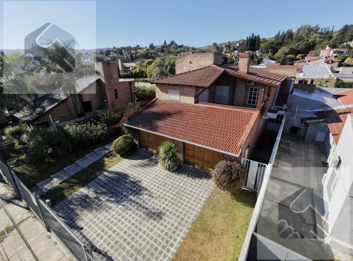 Casa · 393m² · 9 Ambientes · 1 Cochera