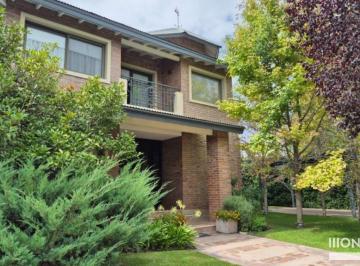 Casa de 5 ambientes, Chacras de Coria · Casa en Venta C/ Cochera en Chacras de Coria