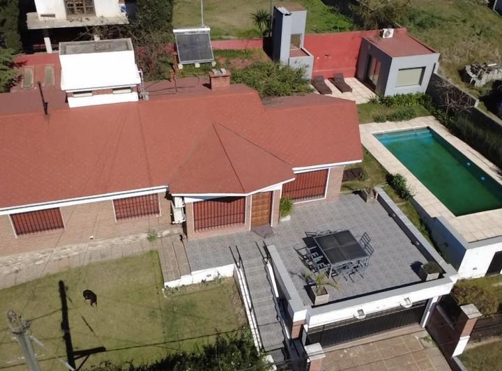 Casa · 250m² · 6 Ambientes · 3 Cocheras