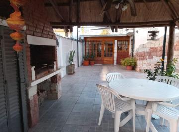 Casa de 10 ambientes, San Rafael · Casa en Venta + Departamento, Doble Cochera y Piscina en San Rafael