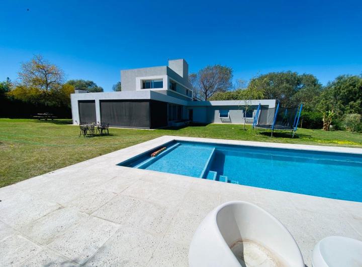 Casa · 349m² · 7 Ambientes · 1 Cochera