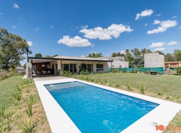 Casa · 204m² · 4 Ambientes · 2 Cocheras · Venta Casa 4 Ambientes Barrio Monet Pileta Jardin