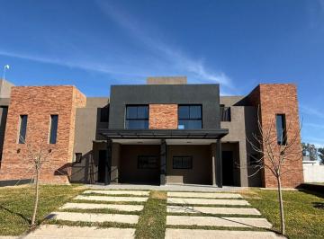 Casa de 6 ambientes, Córdoba · Vendo Duplex en Manantiales 2 - San Ignacio Village, 2 Dorm., Pileta