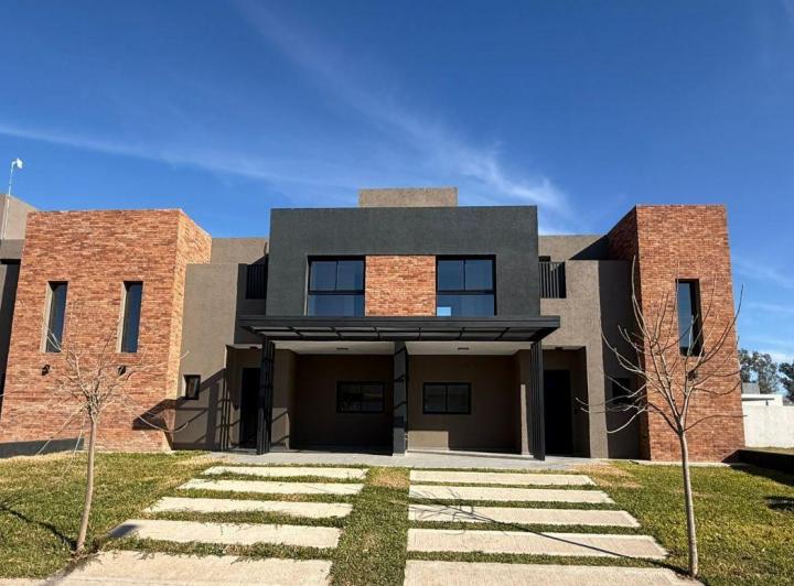 Casa · 125m² · 6 Ambientes · 2 Cocheras