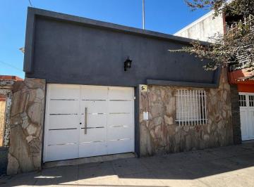 Casa · 123m² · 4 Ambientes · 1 Cochera · Venta Casa 2 Dorm. Cochera y Patio a m de Av