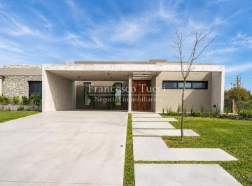 Casa · 219m² · 5 Ambientes · 6 Cocheras · Casa en Venta 5 Ambientes Terravista