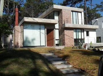 Casa · 250m² · 5 Ambientes · 1 Cochera · Casa de 5 Amb en La Barra! en Alquiler Invernal