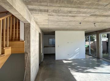 Casa · 150m² · 5 Ambientes · 2 Cocheras · Housing Exclusivo en Cerro de Las Rosas | 2 Dorm. y Quincho Propio
