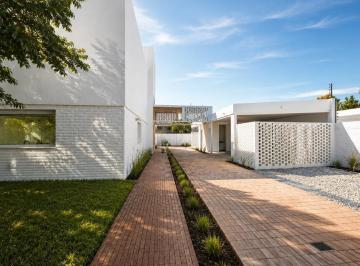 Casa · 150m² · 5 Ambientes · 2 Cocheras · Housing Exclusivo en Cerro de Las Rosas | 2 Dorm. y Quincho Propio