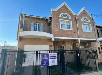 Casa · 170m² · 5 Ambientes · 1 Cochera · Casa en Capital B° Huiliches