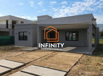 Casa · 658m² · 5 Ambientes · 2 Cocheras · Terreno en La Verbena