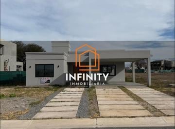 Casa · 658m² · 5 Ambientes · 2 Cocheras · Terreno en La Verbena