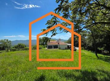 Casa · 215m² · 6 Ambientes · 1 Cochera · Casa en Vaqueros