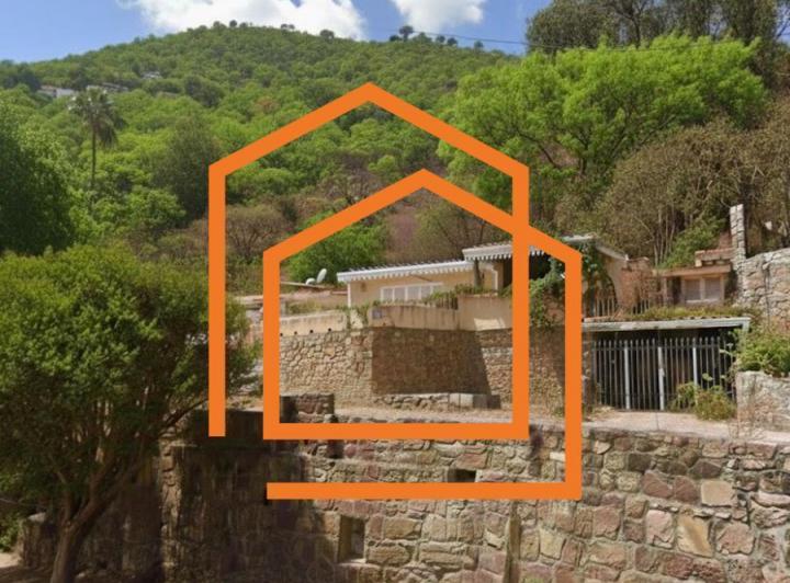 Casa · 1262m² · 5 Ambientes · 1 Cochera