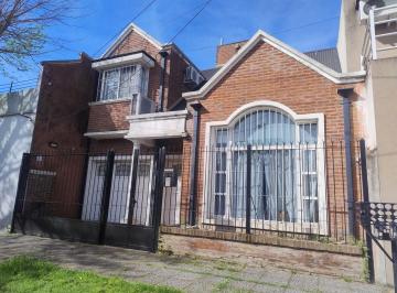 Casa · 135m² · 4 Ambientes · 2 Cocheras · Venta Casa 4 Amb C Garaje Jardin C Parrilla y Lav - Quilmes
