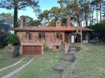 Casa · 211m² · 5 Ambientes · 2 Cocheras · Casa en Carilo Pinamar en Venta