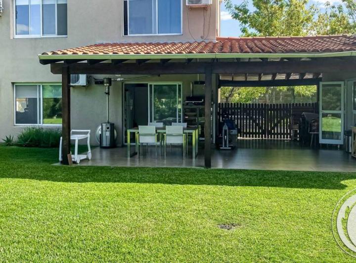 Casa · 272m² · 4 Ambientes · 1 Cochera