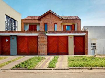 Casa · 66m² · 4 Ambientes · 1 Cochera · Casa en Los Hornos