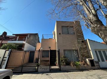 Casa · 100m² · 4 Ambientes · 1 Cochera · Almafuerte 1507