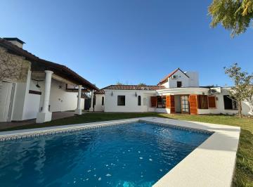 Casa · 243m² · 6 Ambientes · 2 Cocheras · Casa 4 Dorm. en Venta en Arguello con Pileta
