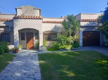 Casa · 250ha · 5 Ambientes · 1 Cochera · Venta de Importante Casa en Adrogué Lote 15 X 50