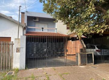 Casa · 88m² · 3 Ambientes · 2 Cocheras · Casa en Bacacay Al 400