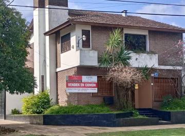Casa · 204ha · Venta de Chalet Muy Amplio en Lomas de Zamora