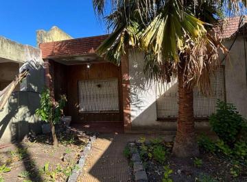 Casa de 3 ambientes, Morón · Casa a Reciclar. Morón Sur con Jardín y Cochera.