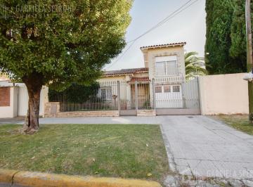 Casa · 233m² · 5 Ambientes · 2 Cocheras · Chalet 5 Ambientes Venta Lomas de Zamora