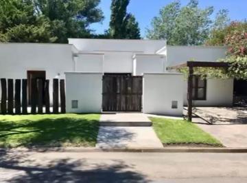 Casa · 240m² · 5 Ambientes · Casa en Santa Maria de Tigre