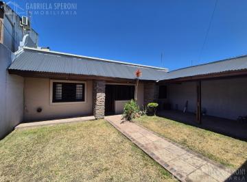 Casa · 81m² · 3 Ambientes · 1 Cochera · Casa 3 Ambientes Venta Banfield