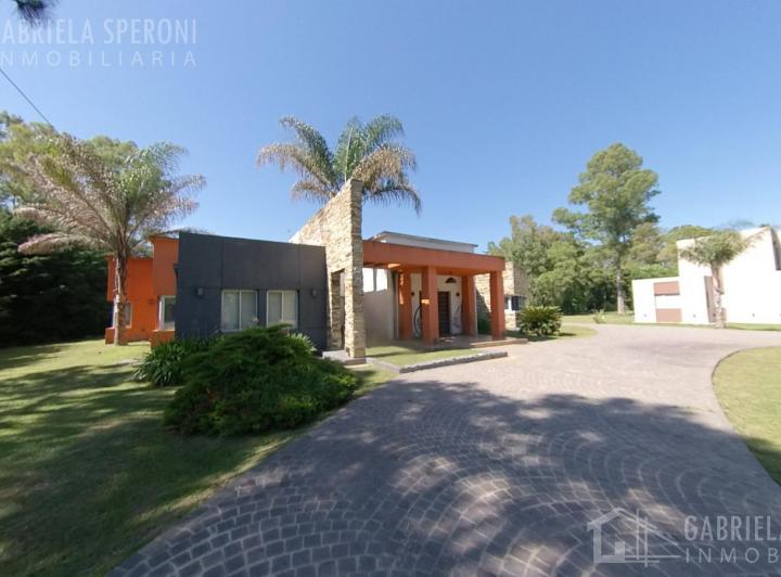 Casa · 300m² · 4 Ambientes · 2 Cocheras