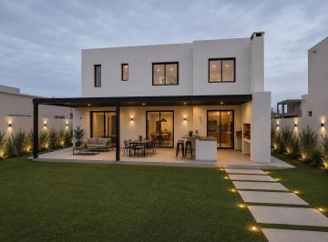 Casa · 231m² · 5 Ambientes · 3 Cocheras · Casa en Santa Ana