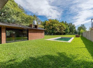 Casa · 140m² · 5 Ambientes · Venta Casa Al Frente de Dos Dorm. con Galería y Pileta. Funes