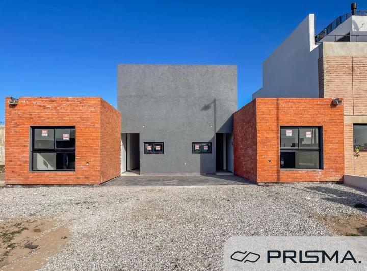 Casa · 94m² · 2 Dormitorios · 2 Cocheras