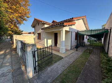 Casa · 93m² · 4 Ambientes · 2 Cocheras · Venta - Casa 4 Amb. a Refaccionar - Bella Vista
