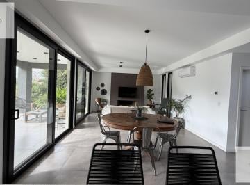 Casa · 155m² · 5 Ambientes · 3 Cocheras · Casa en Santo Tomás