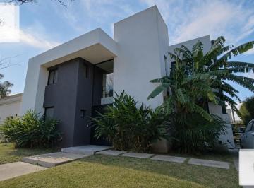 Casa · 155m² · 5 Ambientes · 3 Cocheras · Casa en Santo Tomás