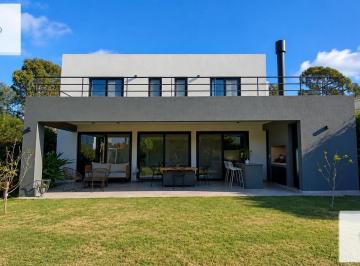 Casa · 155m² · 5 Ambientes · 3 Cocheras · Casa en Santo Tomás