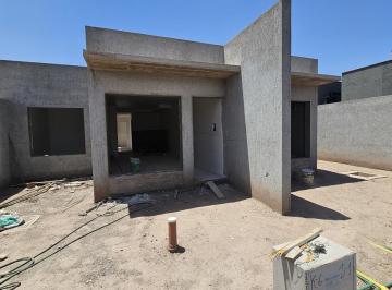 Casa · 75m² · 4 Ambientes · 1 Cochera · Casa en Maipu