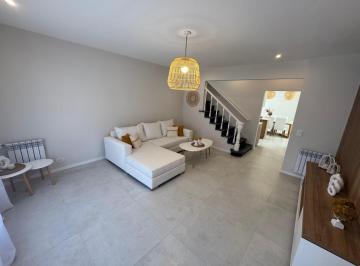 Casa · 160m² · 4 Ambientes · 1 Cochera · Vendemos Casa de 4 Amb con Cochera en Chauvin