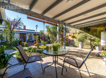Casa · 120m² · 5 Ambientes · 2 Cocheras · Casa en Venta Barrio Villa Rosas Excelente Estado